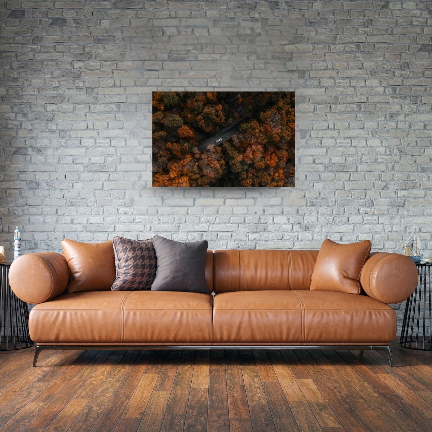 Wohnzimmer mit Metallposter einer Waldstraße im Herbst – Natur pur für deine Wand