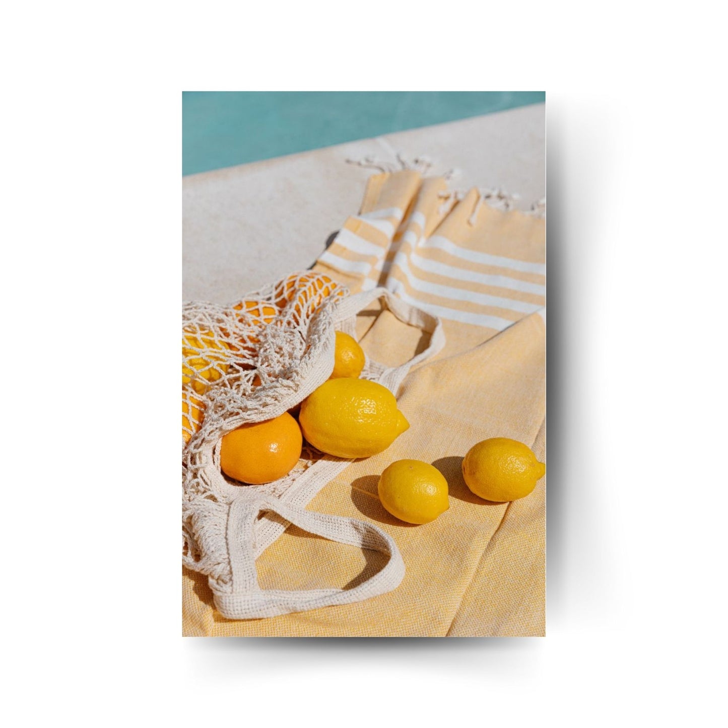 Stillleben mit Zitronen, Glas und Lichtspiel – sommerliches Kunstposter mit mediterranem Flair.