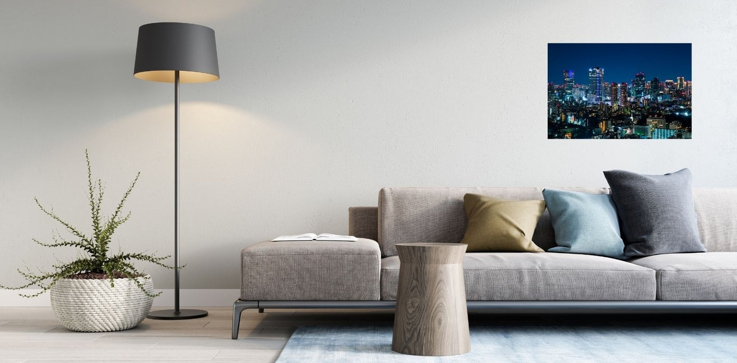 Stilvolles Wohnzimmer mit Wandbild einer leuchtenden Metropole bei Nacht – modernes Stadtleben auf Metall