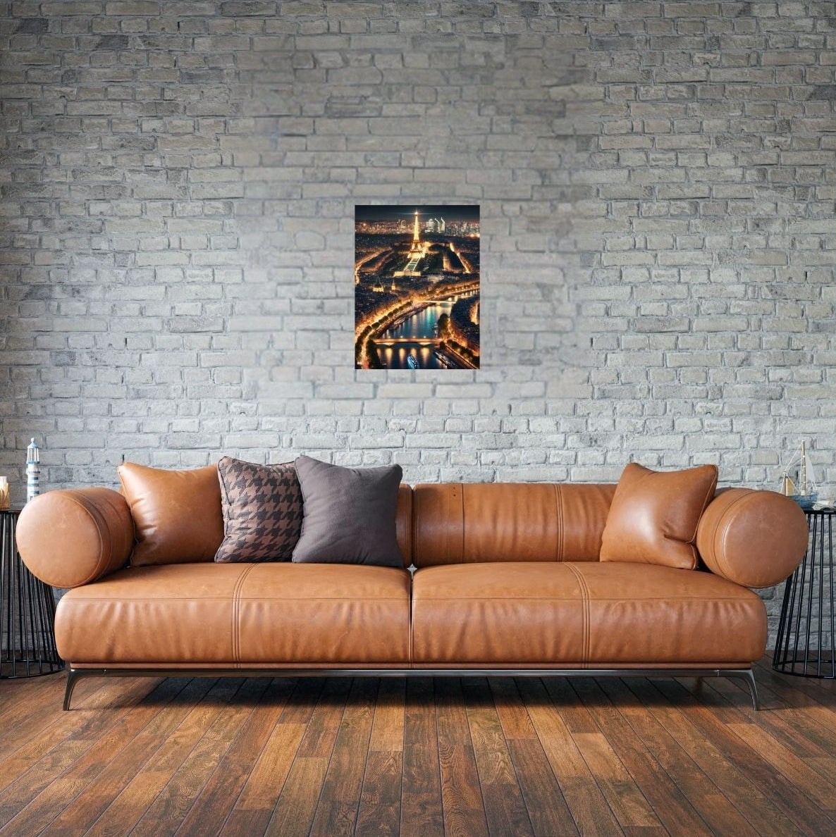 Metallposter von Paris mit Eiffelturm an der Wand über einem Sofa.