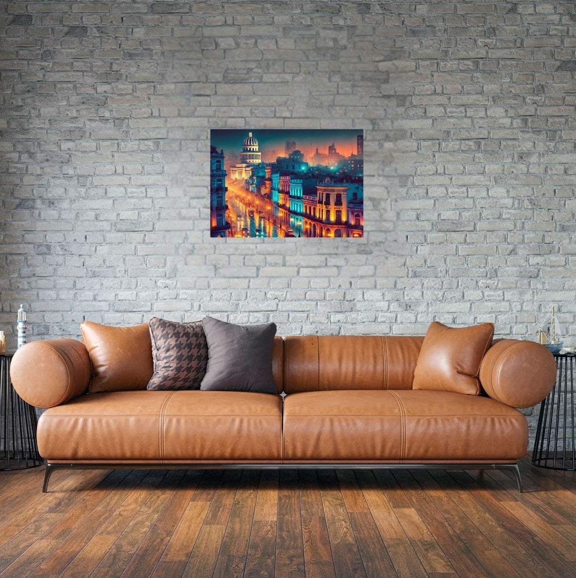 Wohnzimmer mit Metallposter „Magisches Havanna“ über dem Sofa – kubanische Nachtstimmung mit leuchtenden Fassaden.