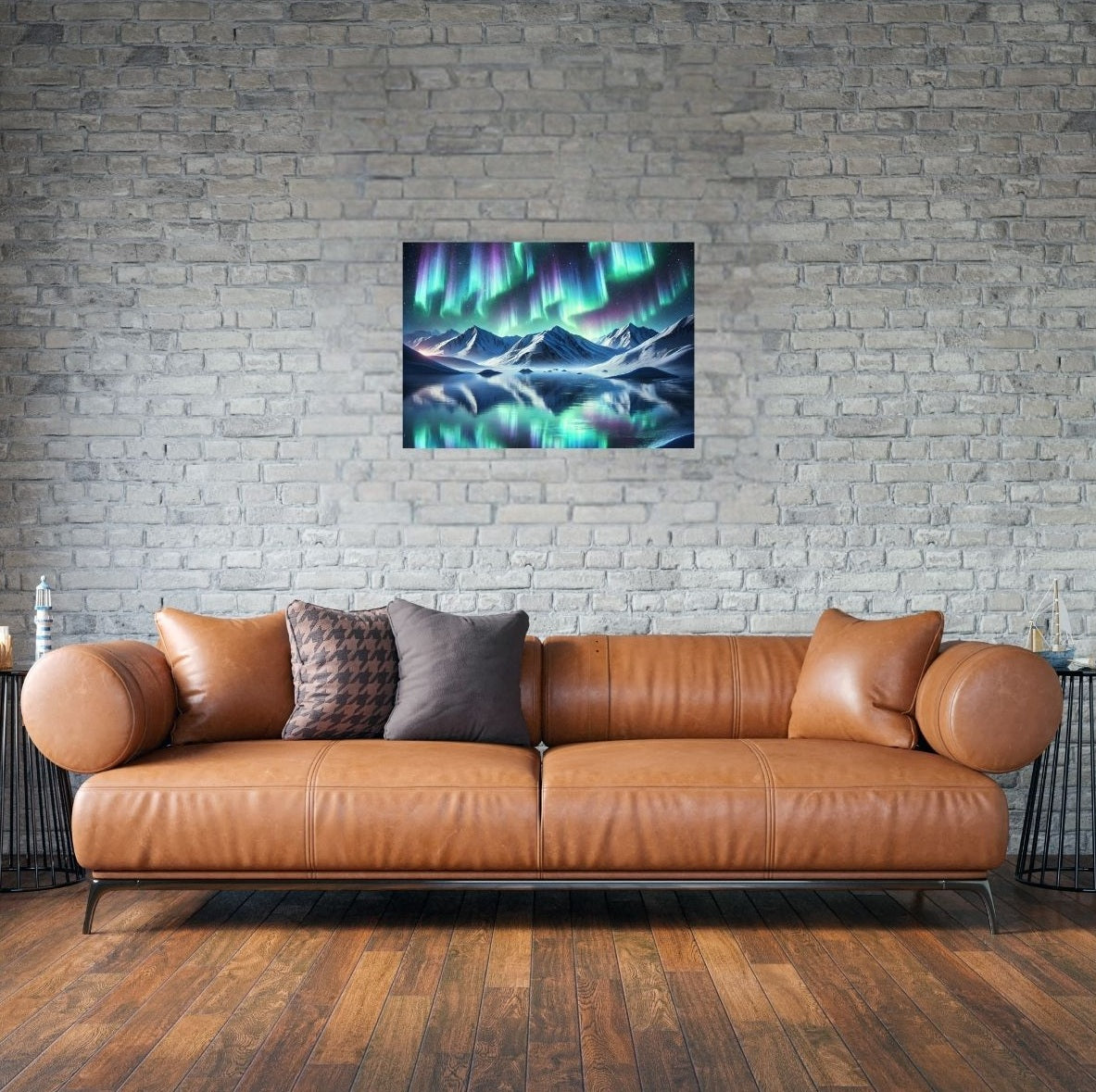 Leuchtendes Nordlicht-Poster als Wanddeko über braunem Sofa – moderne Wohnzimmergestaltung mit Magie