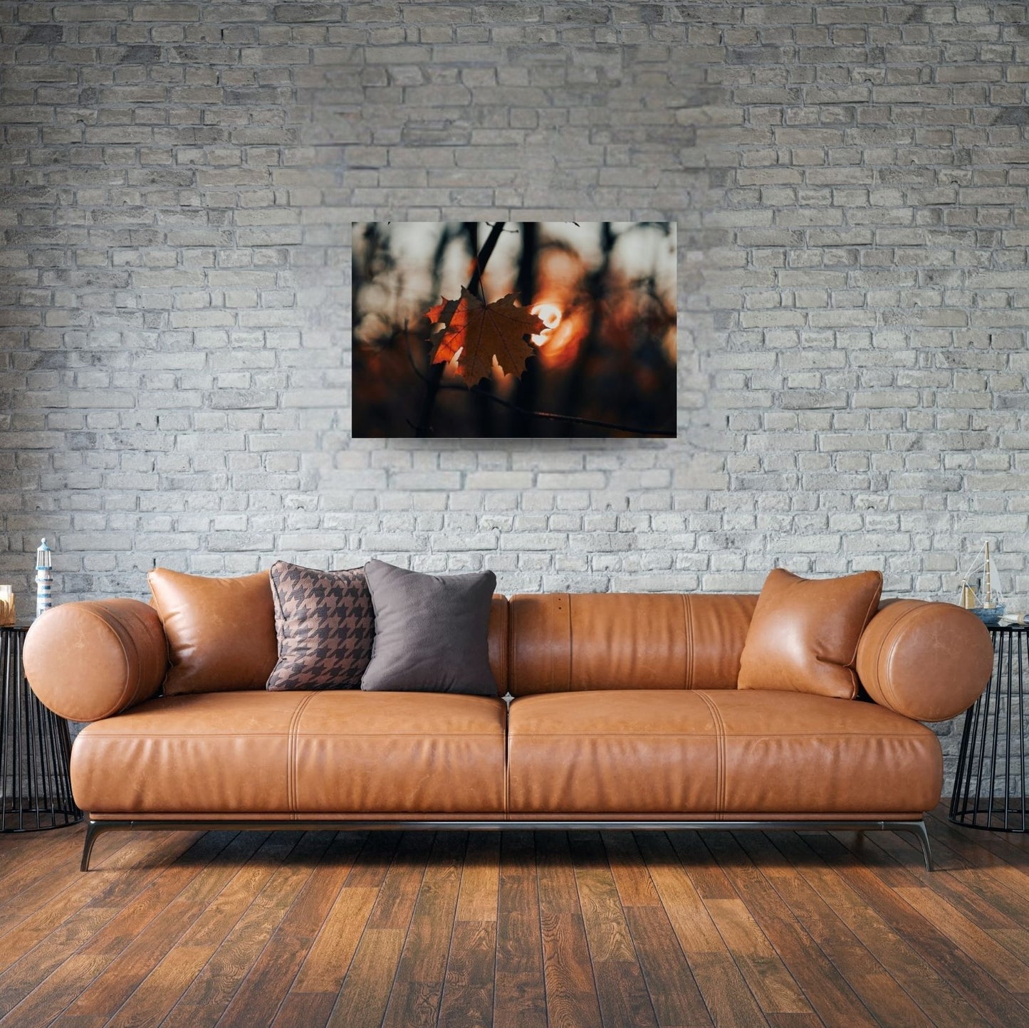 Metallposter mit Herbstblatt in moderner Wohnzimmer-Ansicht – stimmungsvolles Dekor für jede Jahreszeit.