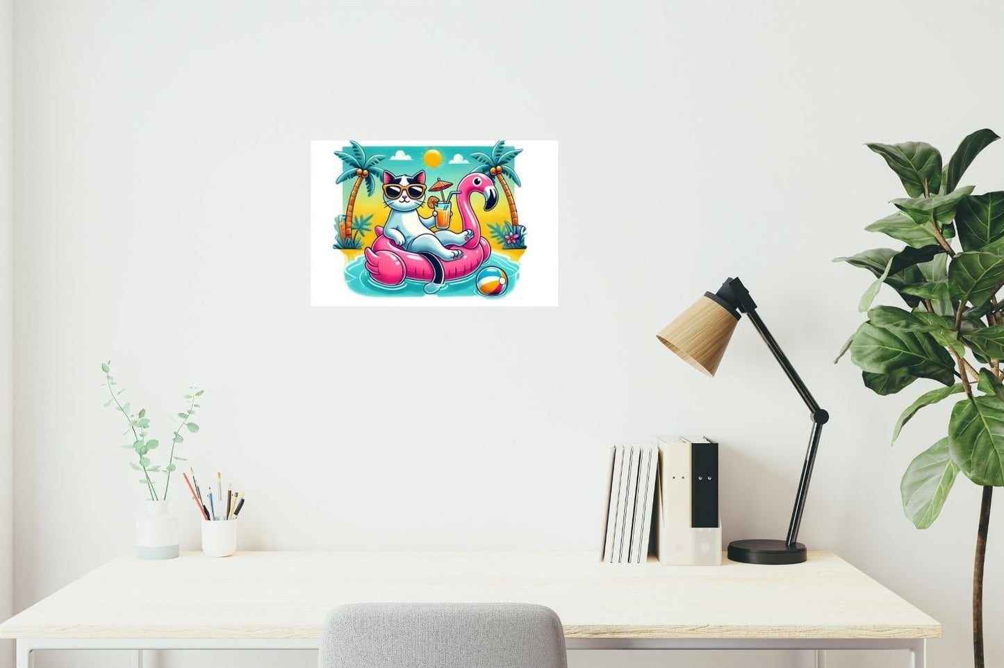 Metallposter mit relaxter Katze auf Flamingo-Schwimmring unter Palmen – fröhliches Sommermotiv für Strandfans