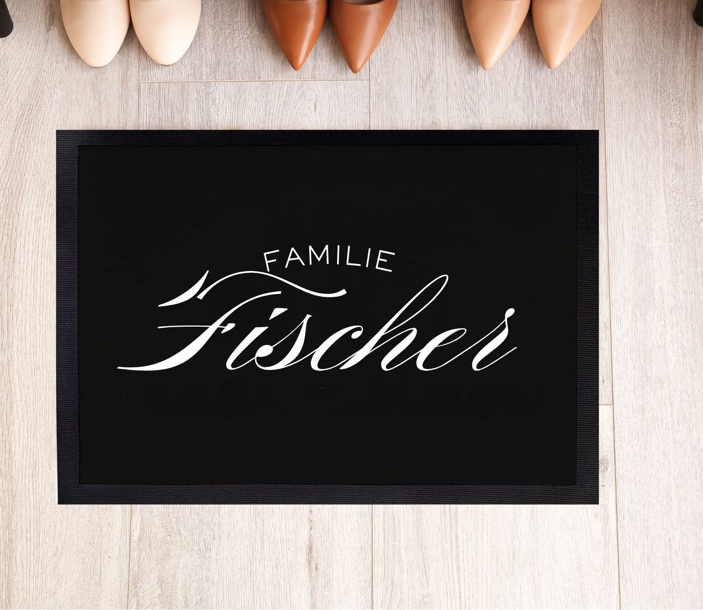 Stilvolles Mockup im Eingangsbereich mit personalisierter Fußmatte in Schwarz-Weiß