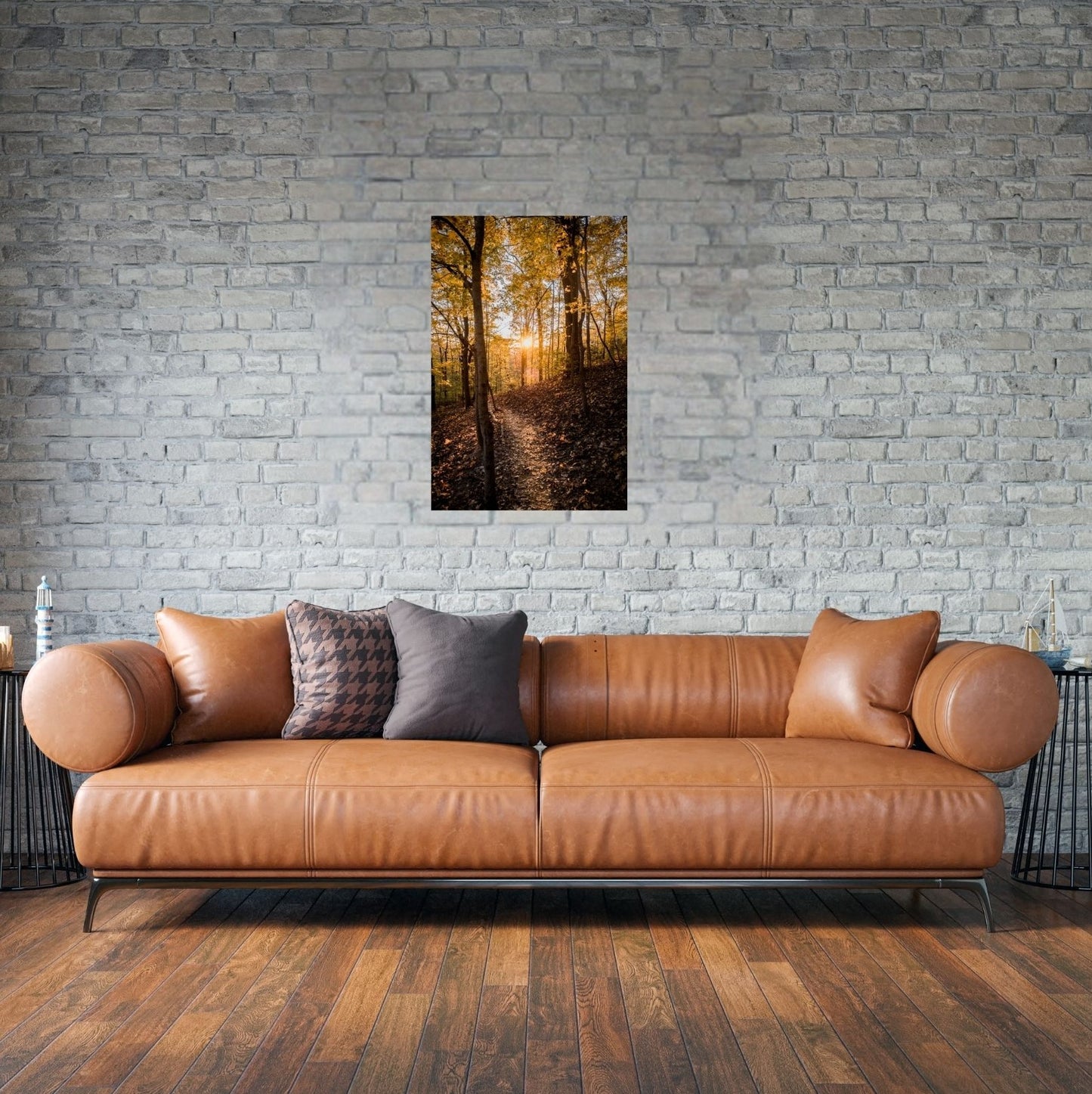 Metallposter mit herbstlichem Pfad in stimmungsvoller Raumgestaltung – ideal für Naturfans.