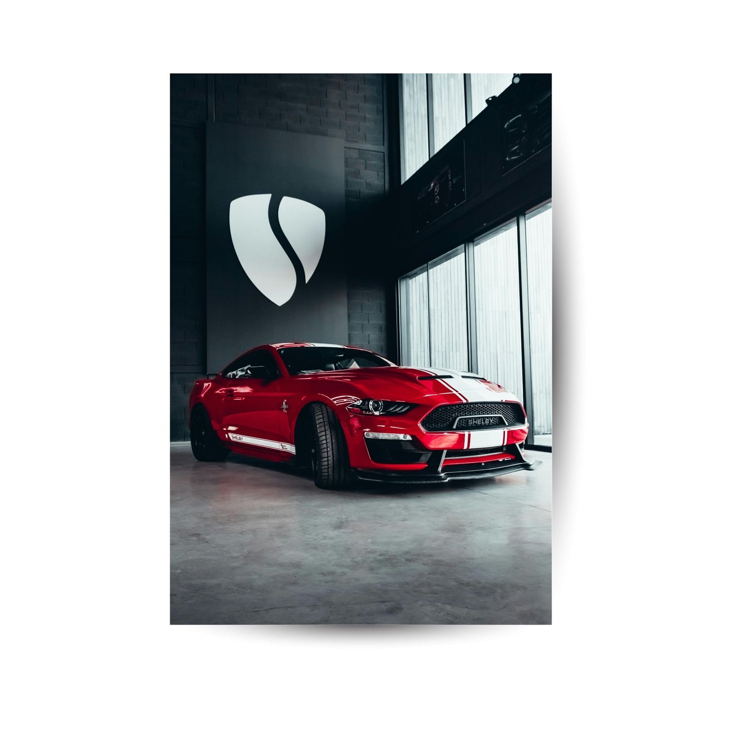 Metallposter mit rotem Supersportwagen in moderner Kulisse, eleganter Kontrast aus Licht und Schatten