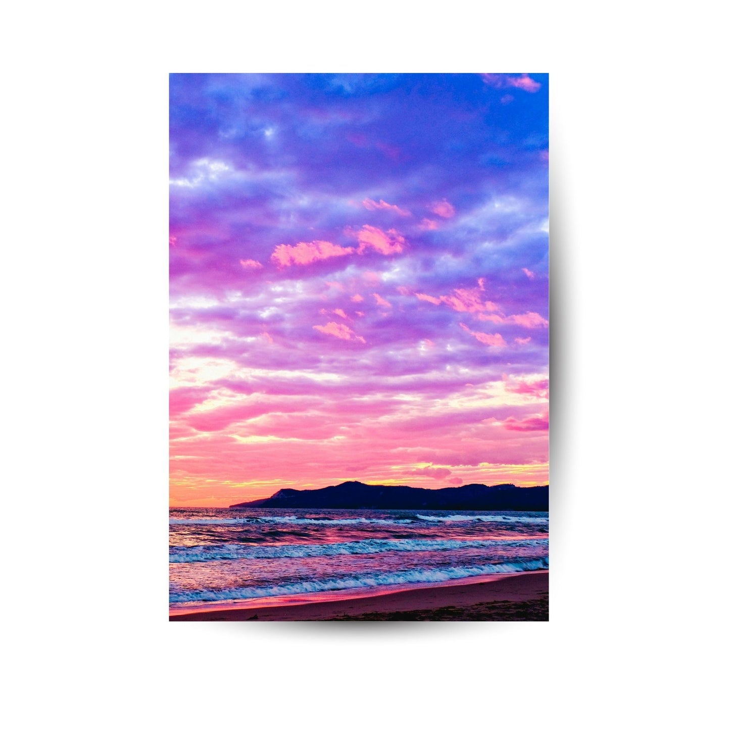 Metallposter mit buntem Sonnenuntergang über dem Meer – intensives Farbspiel für eine traumhafte Atmosphäre.