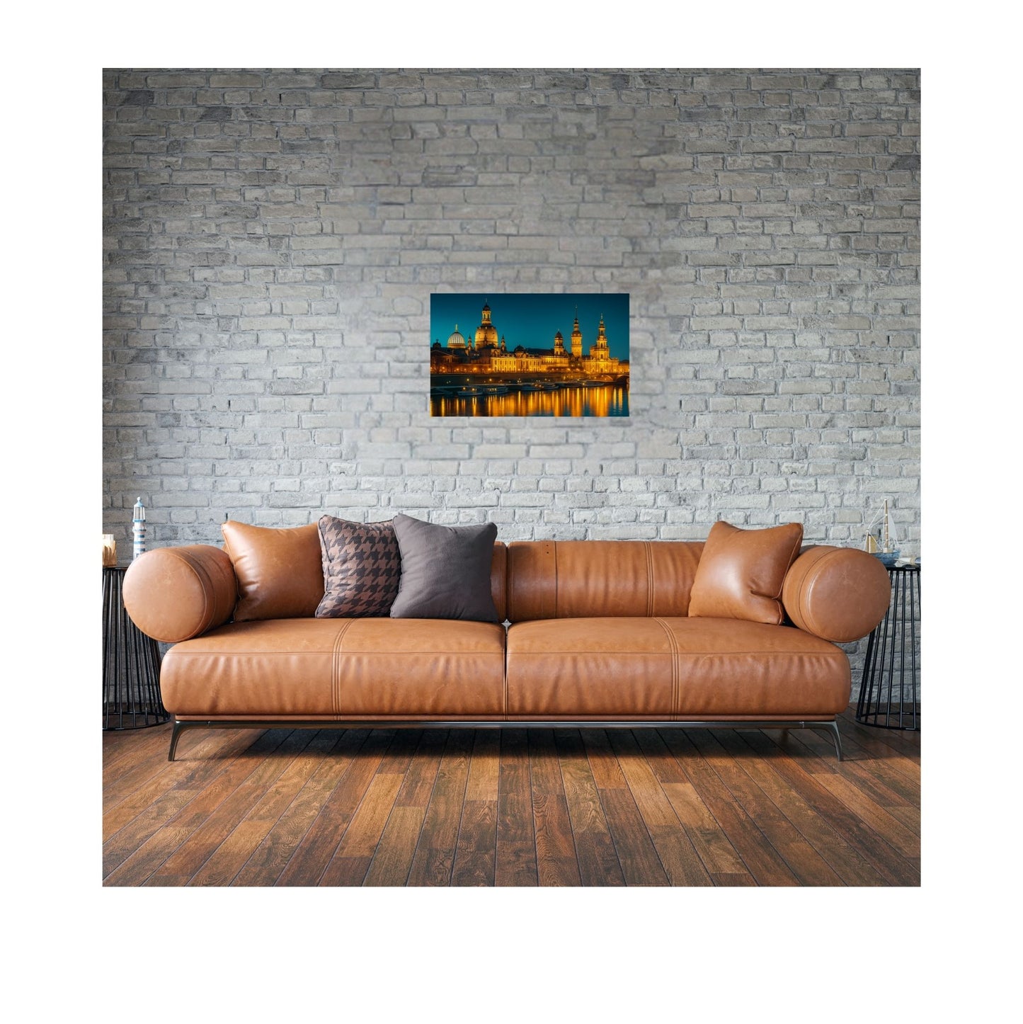 Poster der Dresdner Altstadt bei Nacht über Sofa präsentiert – stilvolle Wandkunst mit Elb-Spiegelung
