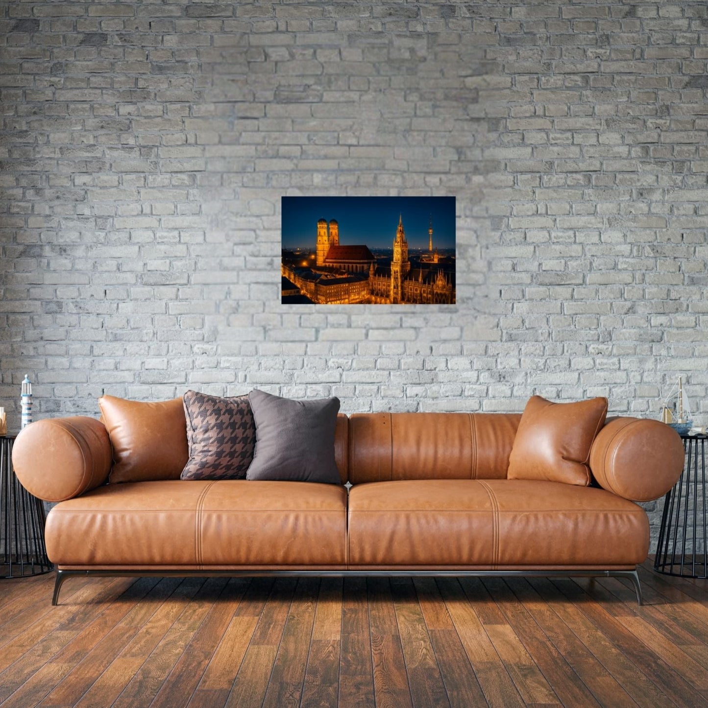 Poster mit nächtlicher Münchner Skyline in stilvoller Wohnzimmer-Atmosphäre – edle Wanddekoration mit Gold-Blau-Kontrasten