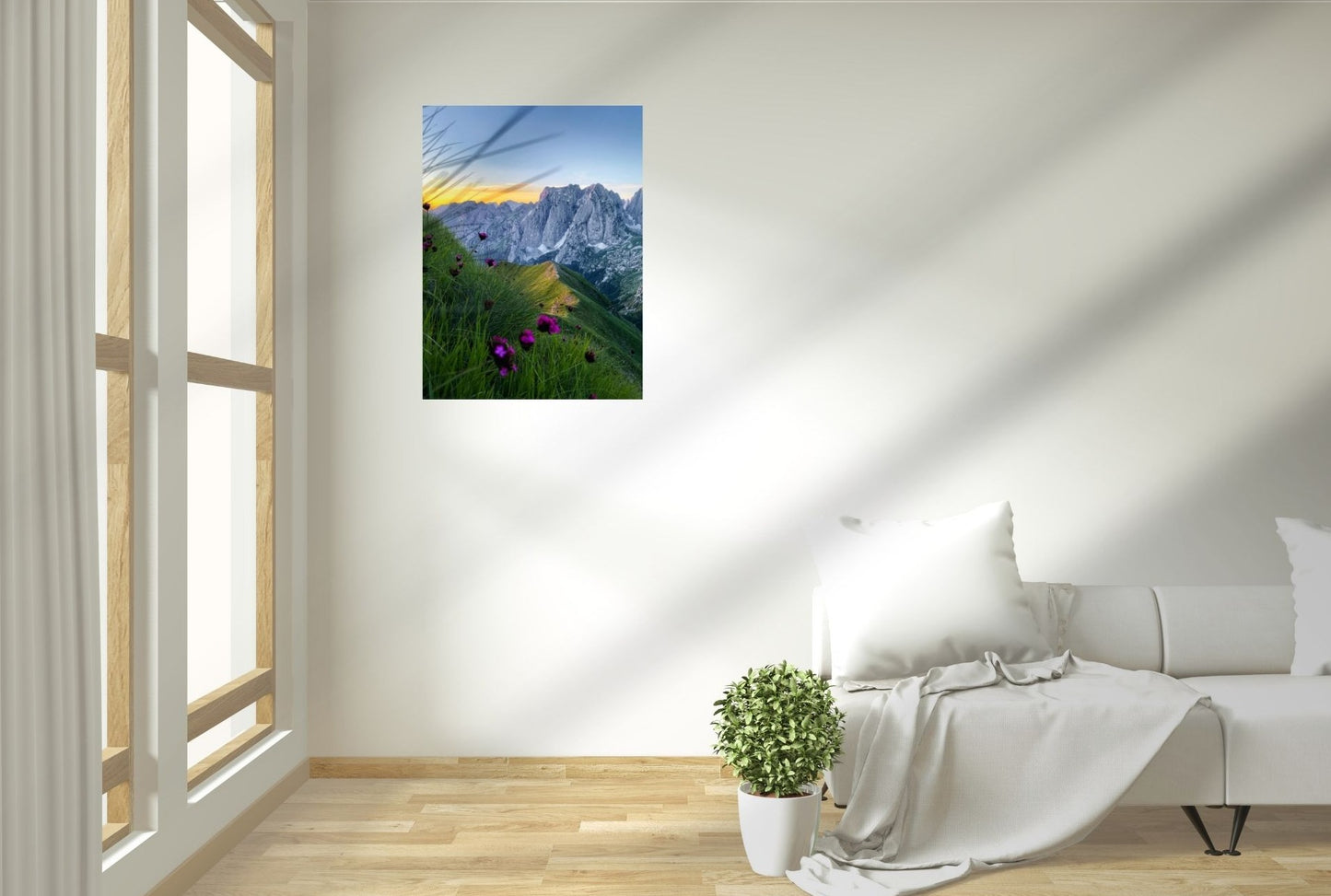 Metallposter mit Alpenlandschaft, blühender Wiese und Sonnenuntergang – naturverbunden & majestätisch