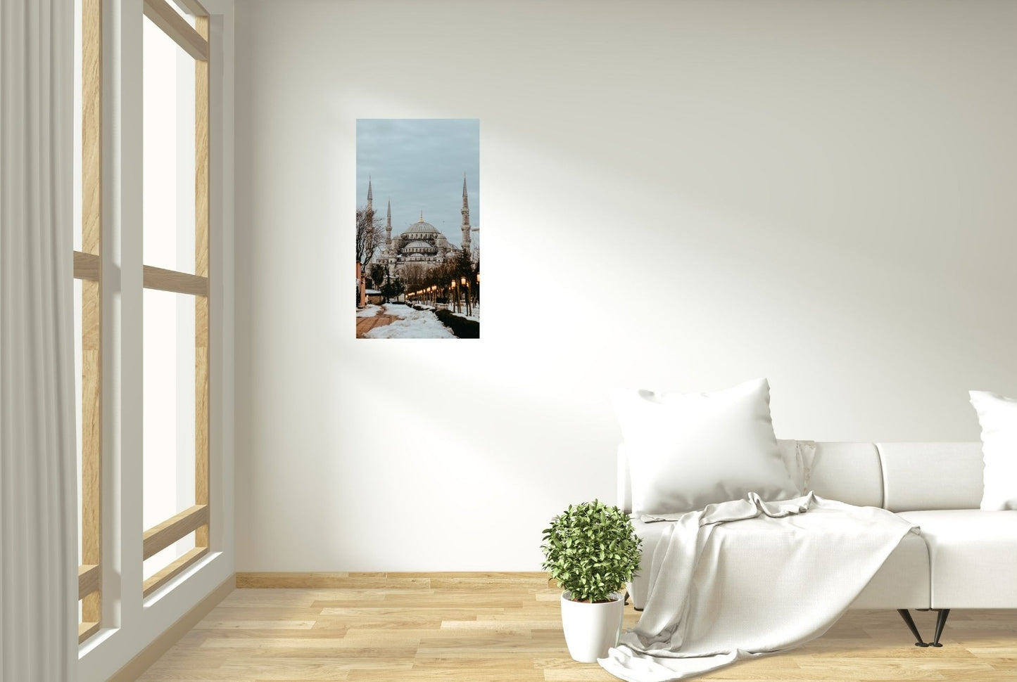 Wohnzimmer mit Metallposter ‚Istanbul im Winter‘ – orientalische Baukunst in Schwarz-Weiß