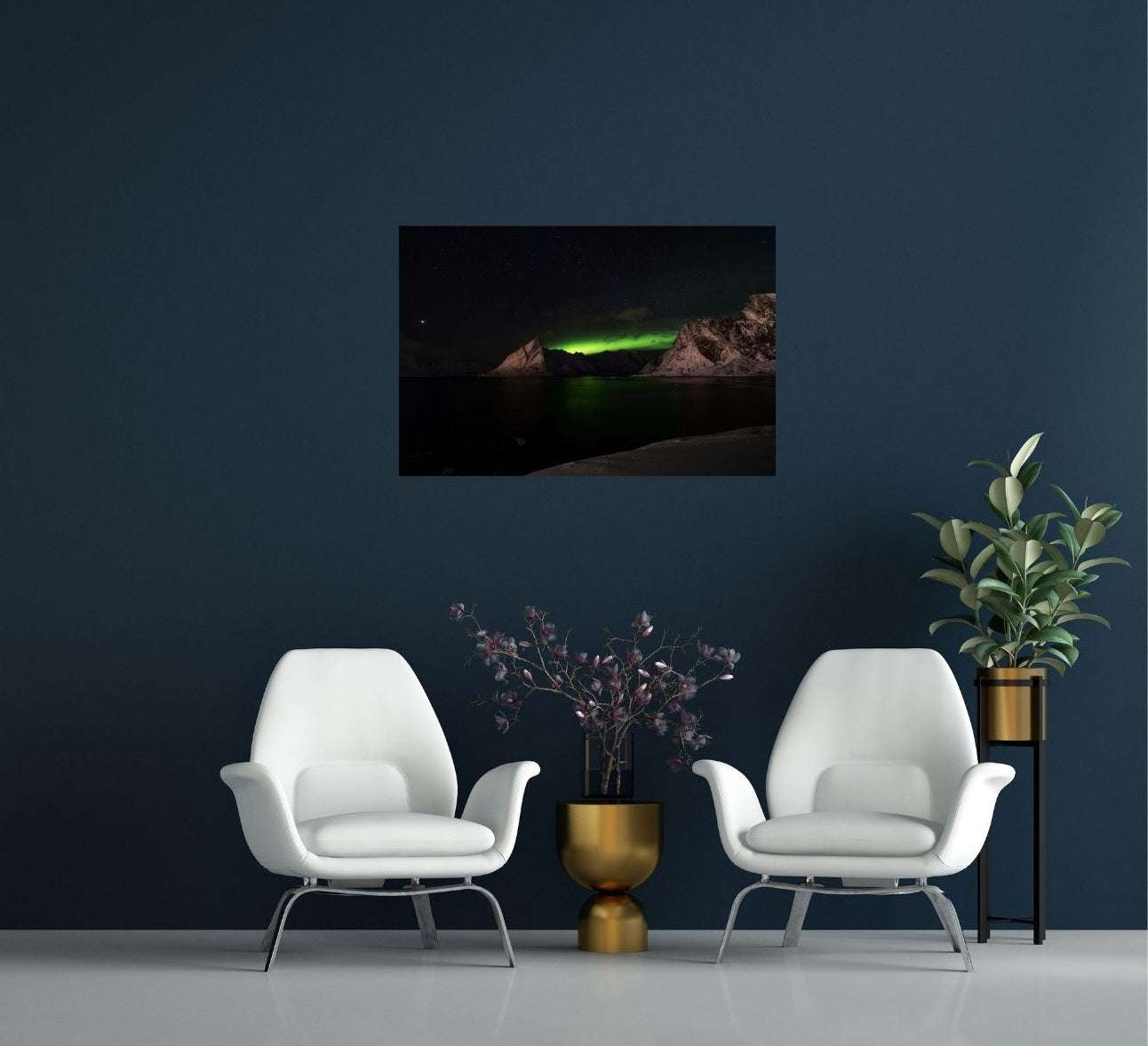 Stilvoller Raum mit Metallposter ‚Magische Polarlichter‘ – Naturphänomen in Kunstform