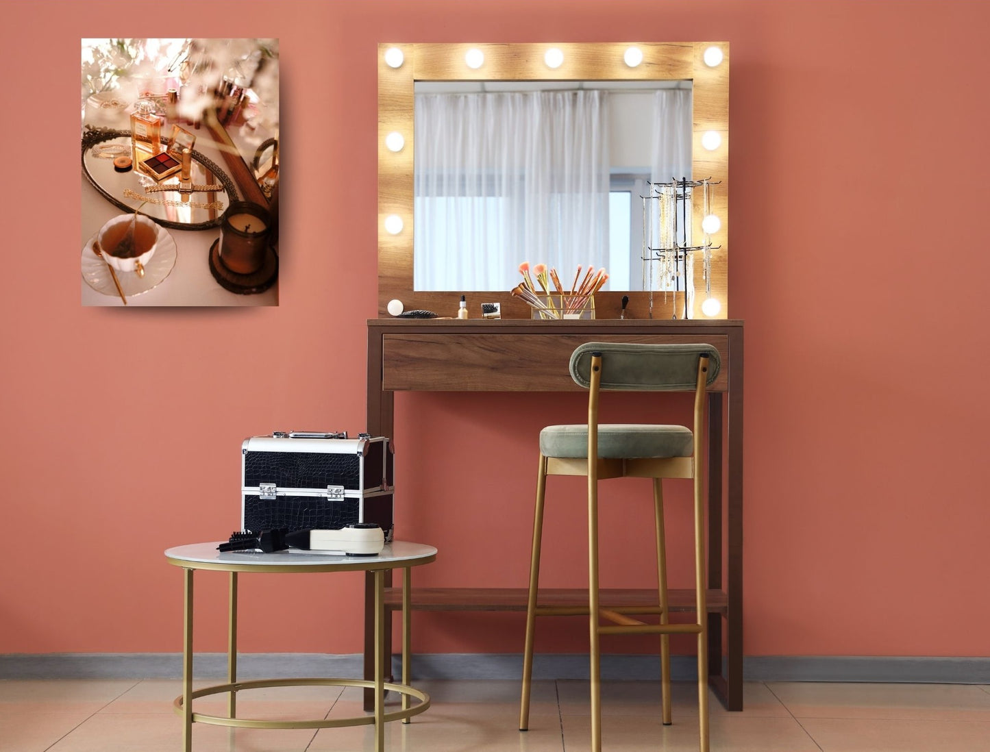 Metallposter mit goldenem Beauty-Arrangement – luxuriöse Wanddeko mit Magnetbefestigung im femininen Wohnbereich-Mockup