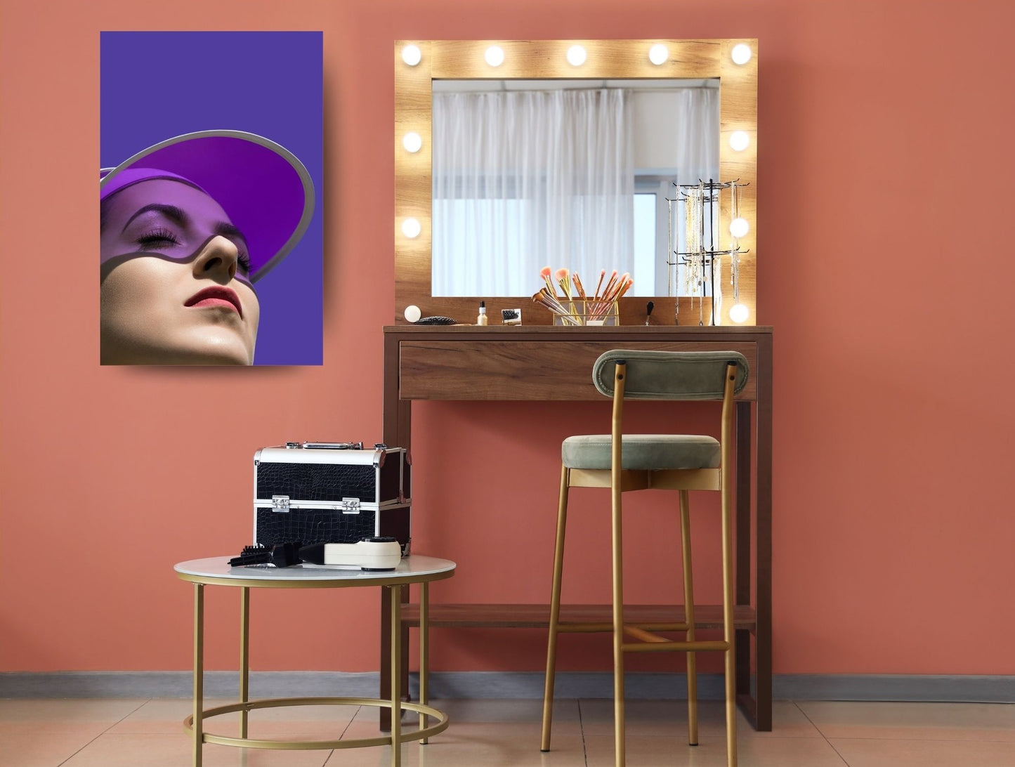 Metallposter mit futuristischem Porträt einer Frau – moderne Wandkunst mit Magnetbefestigung im Wohnzimmer-Mockup