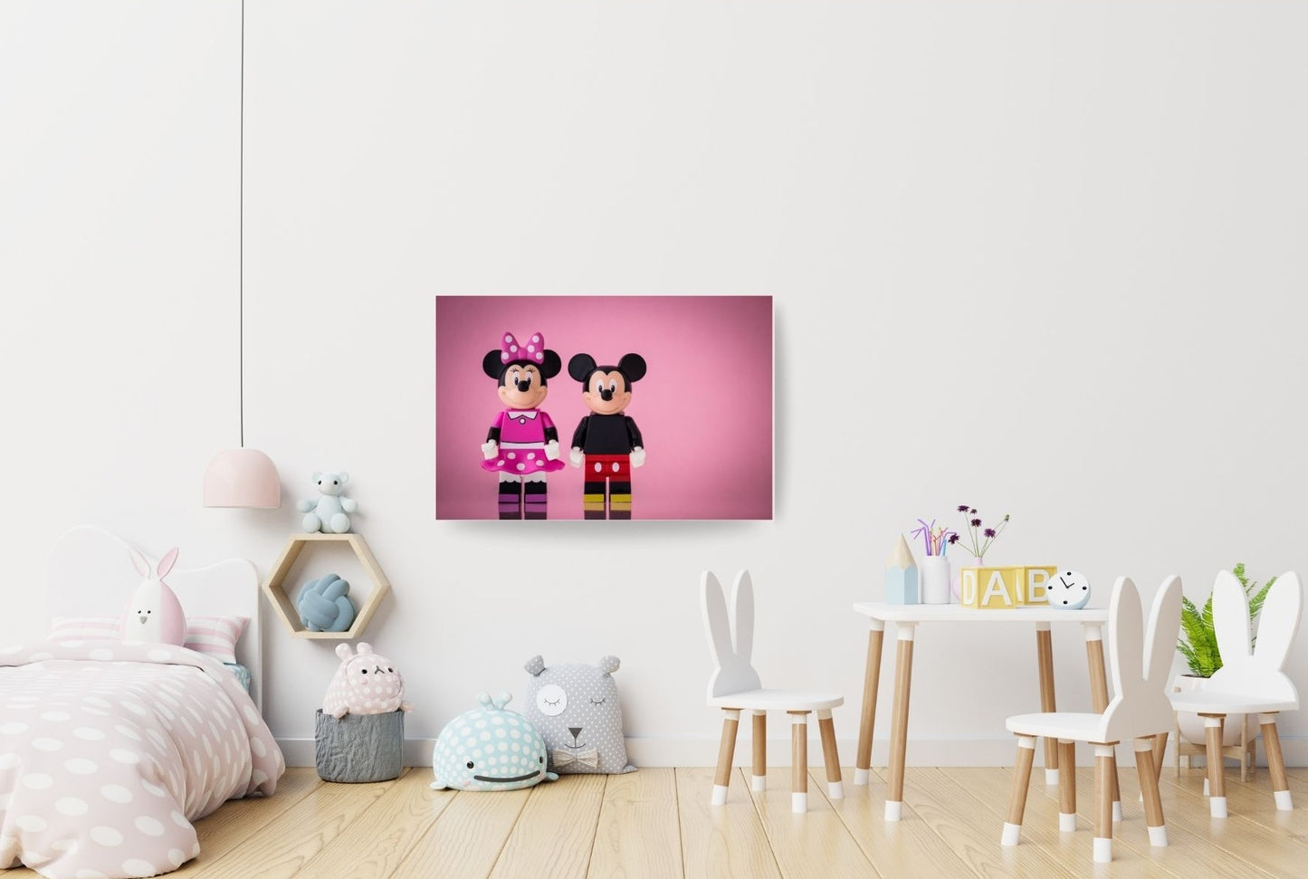 Metallposter mit zwei ikonischen Cartoon-Figuren – stylische Wandkunst mit Magnetbefestigung im Kinderzimmer-Mockup