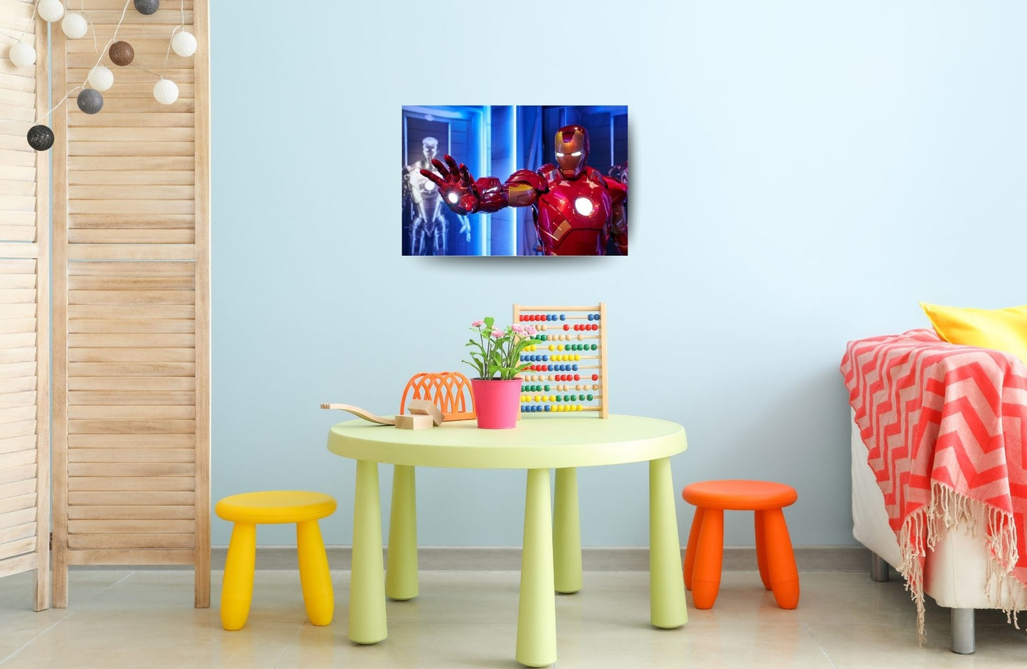 Metallposter eines futuristischen Superhelden – stilvoll präsentiert im modernen Raum.