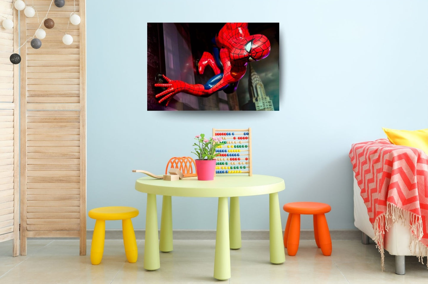 Wandbild mit maskiertem Helden in Kletterpose – moderner Eyecatcher für Kinderzimmer & Nerdspaces.