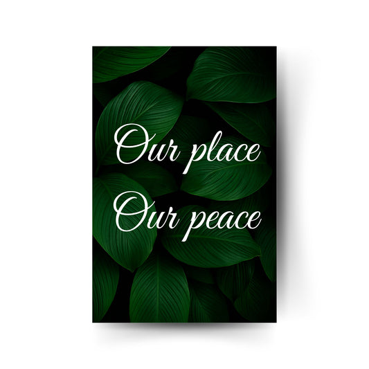 Grünes Poster mit weißer Schrift „Our place – Our peace“ – ruhige Typografie auf Blättermotiv.