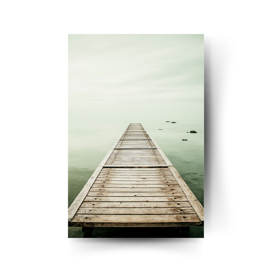Minimalistisches Poster mit Holzsteg über Wasser im Nebel – zartes Farbschema in Pastellgrün.