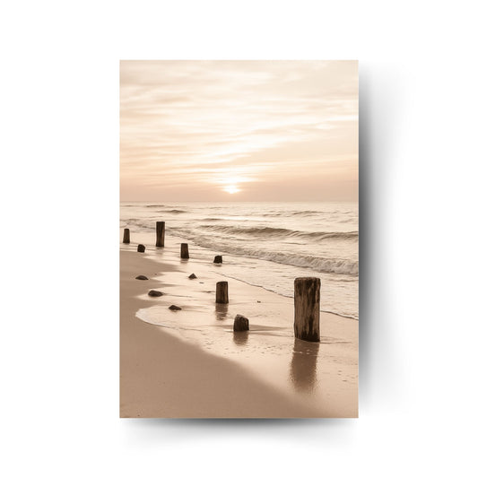 Strand mit Holzpfosten und Sonnenuntergang in Sepia-Tönen – stimmungsvolles Premium-Metallposter mit Meeresfeeling.