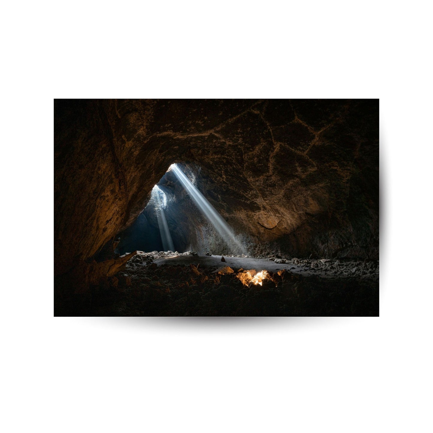 Mystisches Metallposter mit Lichtstrahlen in dunkler Höhle – geheimnisvolle Wandkunst für Abenteurer