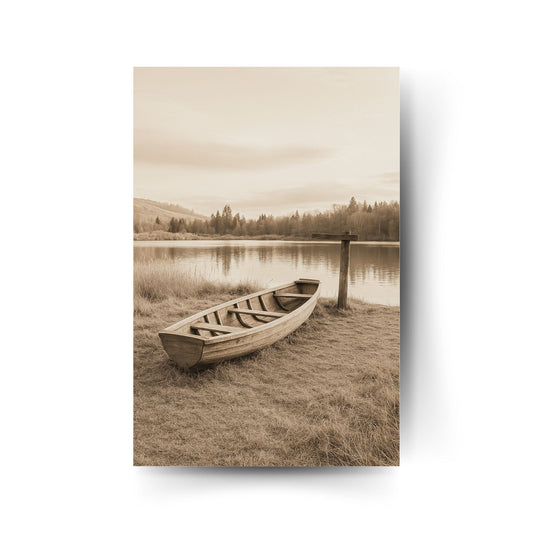 Verlassenes Ruderboot am Seeufer in Sepia-Farben – stimmungsvolles Naturposter auf Metall mit ruhiger Atmosphäre.