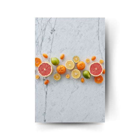 Modernes Metallposter mit bunter Zitrusfrüchte-Komposition auf weißem Marmor-Hintergrund – frisches Design für Küche & Essbereich.