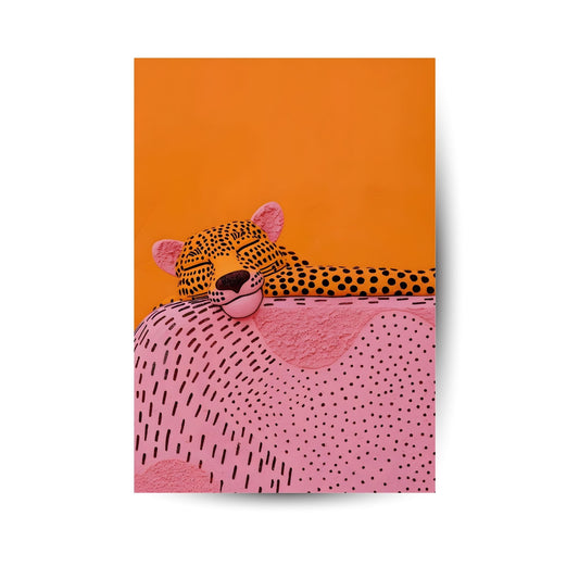 Pop-Art-Gepard in kräftigem Rosa auf gelbem Hintergrund – auffälliges Design mit Statement-Charakter