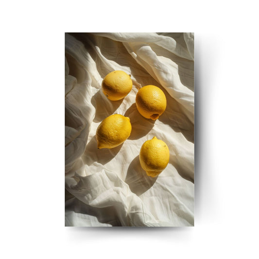 Zitronen auf weißem Stoff im Schattenwurf – minimalistisches Poster mit mediterranem Look.