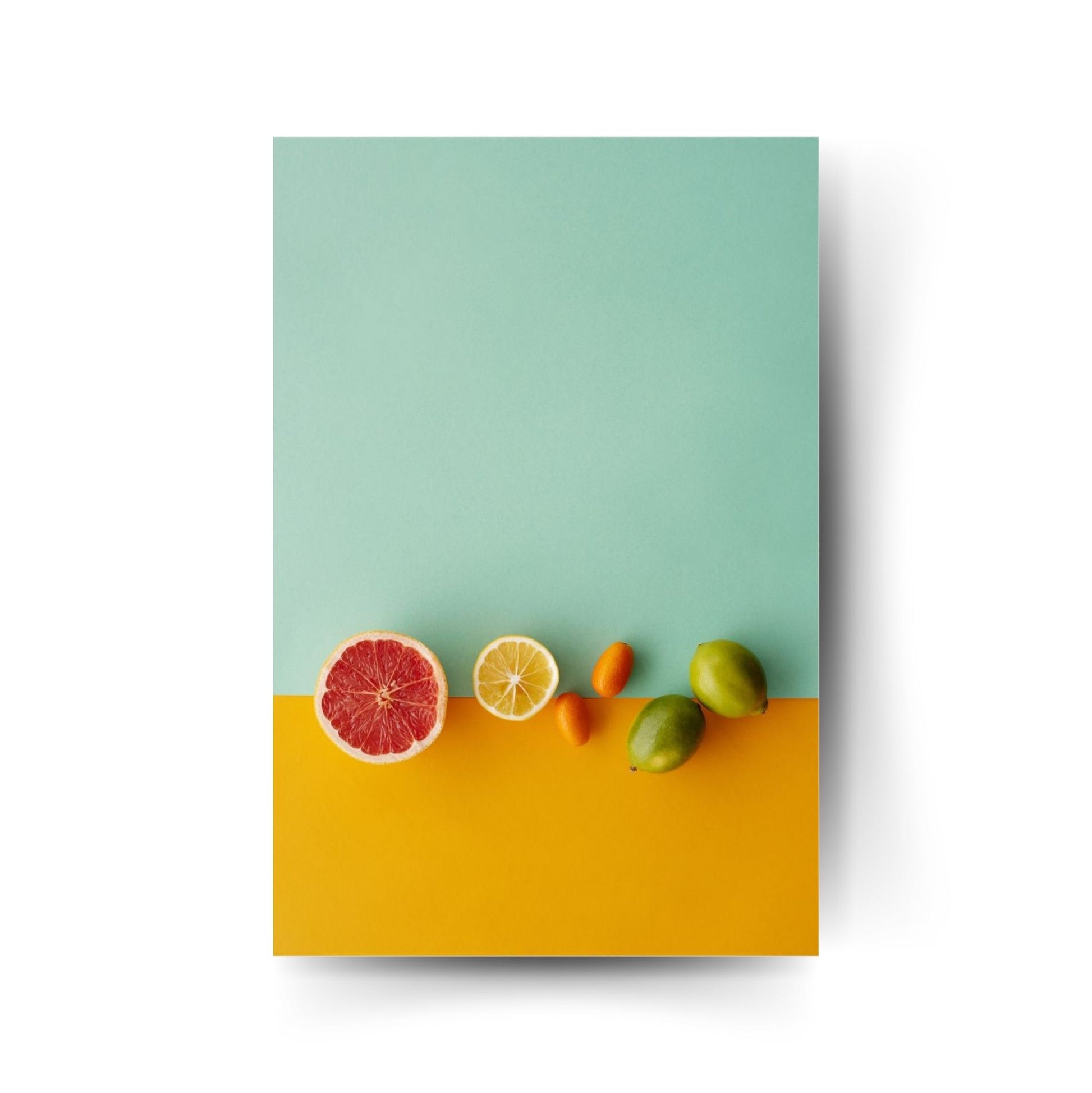 Buntes Poster mit Grapefruit, Orange, Limette und Zitrone – frische Zitrusfrüchte auf modernem Farbverlauf in Türkis und Gelb.