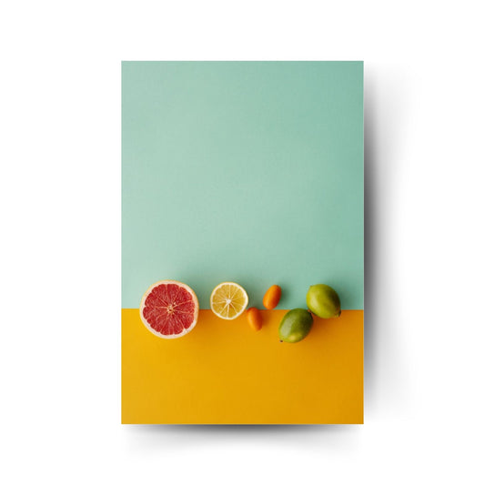 Buntes Poster mit Grapefruit, Orange, Limette und Zitrone – frische Zitrusfrüchte auf modernem Farbverlauf in Türkis und Gelb.