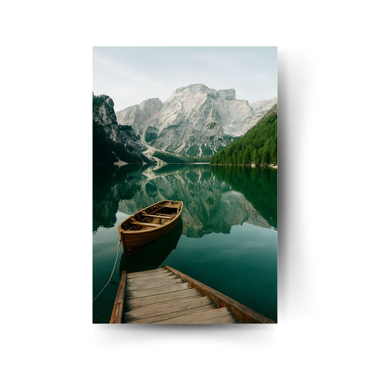 Naturposter mit idyllischem Bergsee und Ruderboot – perfekte Symmetrie und Ruhe.