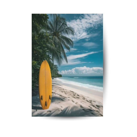 Gelbes Surfbrett am dunklen Palmenstrand – tropisch, geheimnisvoll & paradiesisch.