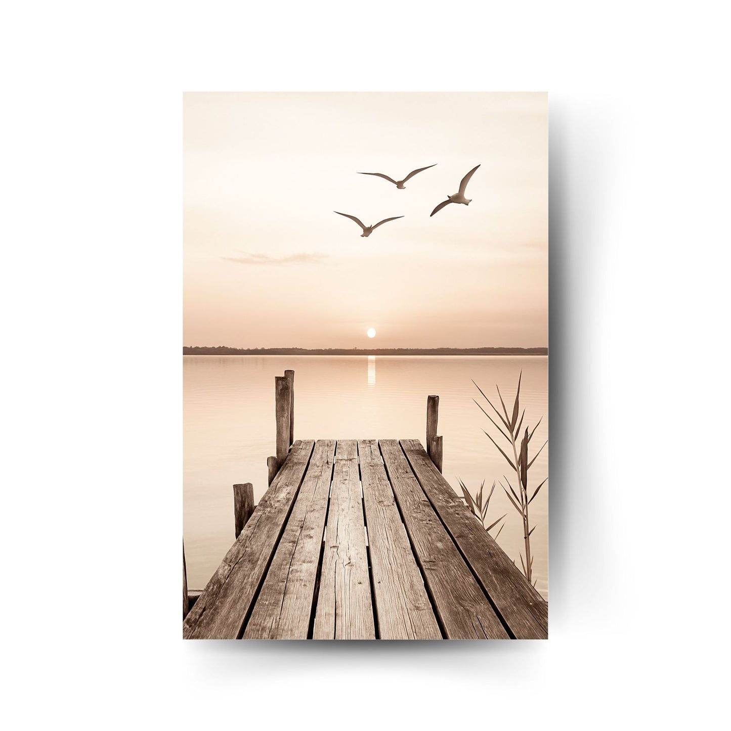 Sonnenuntergang über dem Wasser mit Holzsteg und fliegenden Möwen – beruhigendes Natur-Poster im Vintage-Stil auf Metall.