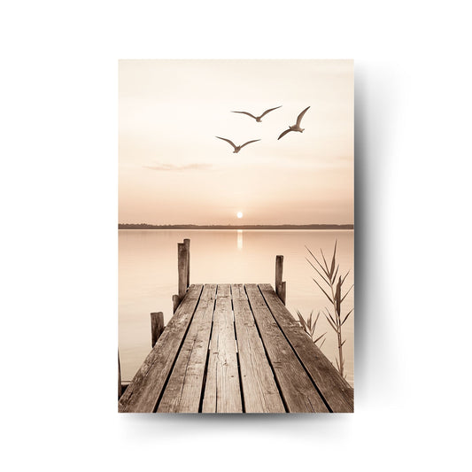 Sonnenuntergang über dem Wasser mit Holzsteg und fliegenden Möwen – beruhigendes Natur-Poster im Vintage-Stil auf Metall.