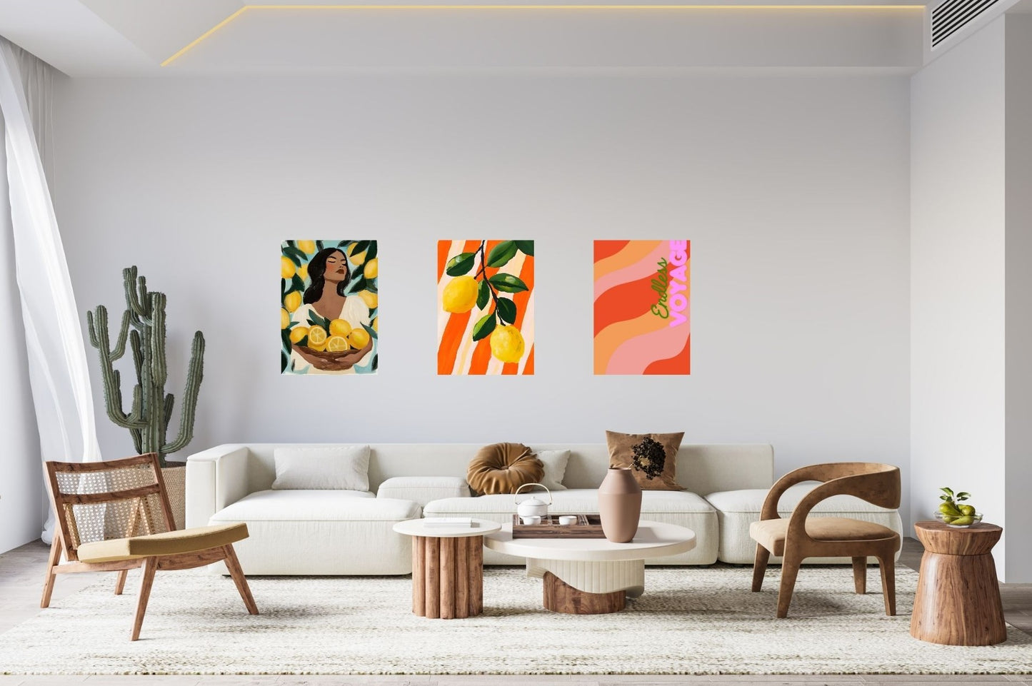 Metallposter mit mediterraner Frauen-Illustration und Zitronen im Wohnzimmer – sommerliches Wandbild mit stilvollem Flair.