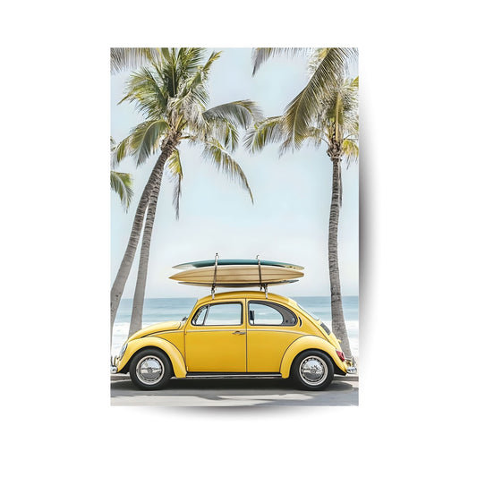 Gelber VW Käfer mit Surfbrett unter Palmen – Retro-Sommerfeeling pur.