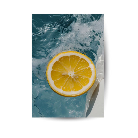 Gelbe Zitrone im sprudelnden Wasser – modernes Food-Poster mit Frischekick.