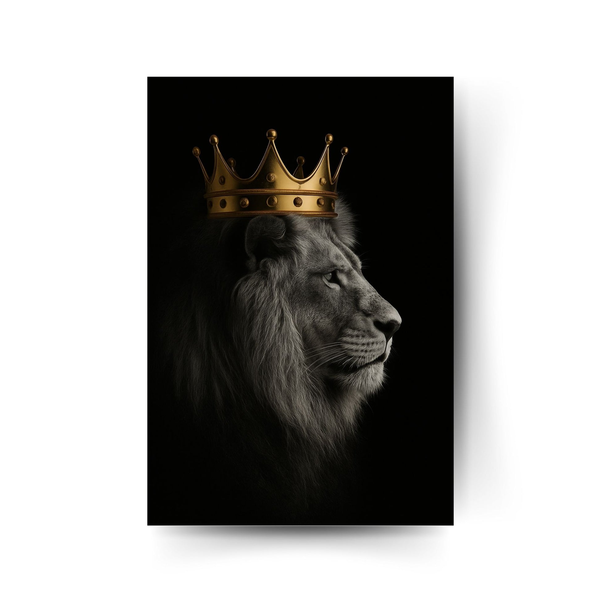 Majestätischer Löwe mit goldener Krone auf dunklem Hintergrund – Symbol für Stärke, Eleganz & Führung.
