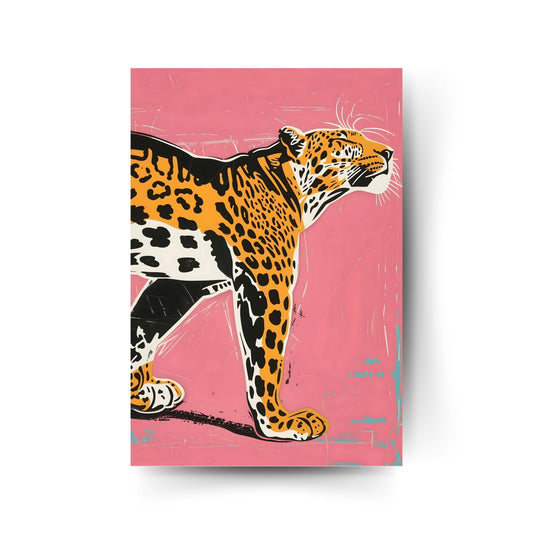 Retro-inspirierte Illustration eines gehenden Leoparden vor pinkem Hintergrund – farbintensives Tierdesign auf glänzendem Metallposter