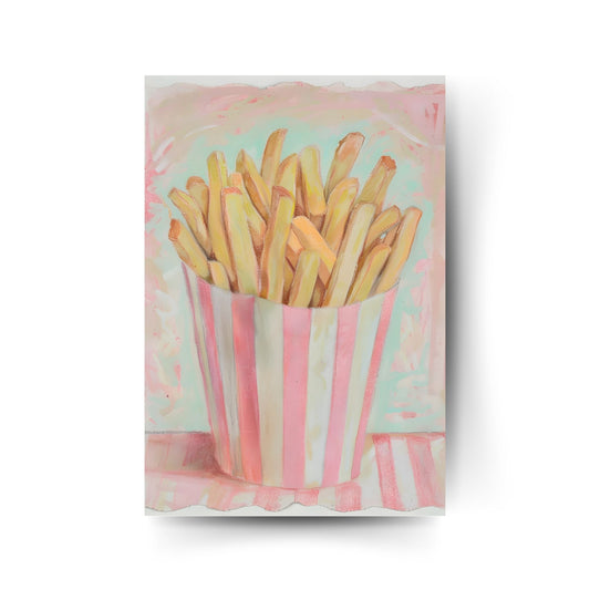 Popkulturelles Poster mit Pommes in rosa-mint gestreifter Verpackung – verspieltes Food-Art-Motiv in Pastellfarben.