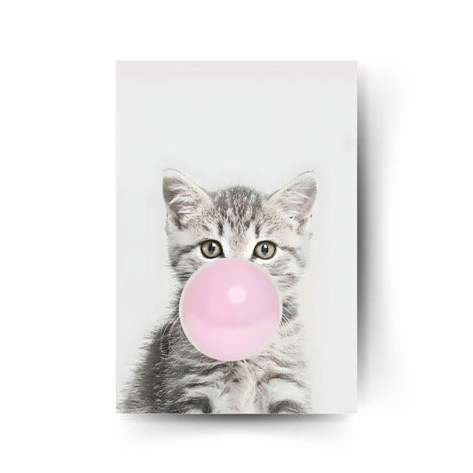Graue Babykatze mit rosa Kaugummi – lustiges Tierposter mit charmantem Retro-Stil