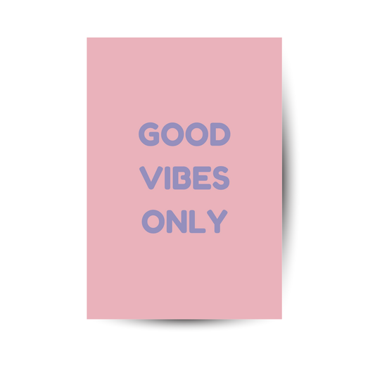Modernes Sprücheposter ‚Good Vibes Only‘ auf rosa Hintergrund mit lila Schrift – für gute Laune im Raum