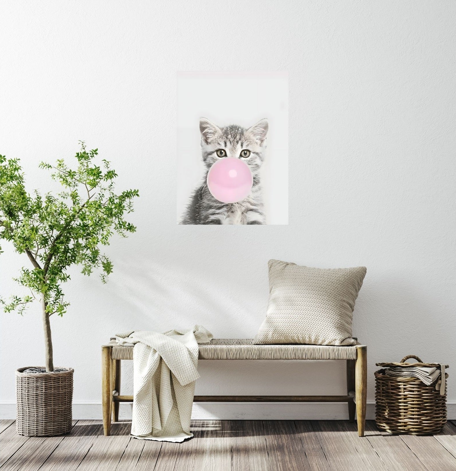 Kinderzimmer oder Flur mit Poster einer Katze und rosa Kaugummi – verspielte Wanddeko mit Humor