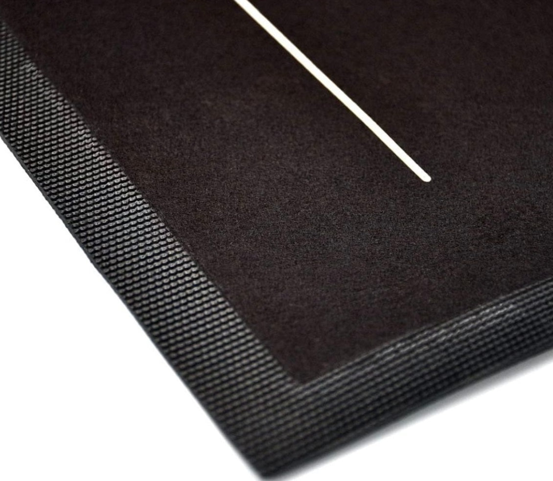 Stylische schwarze Fußmatte mit Hai-Motiv in einem modernen Eingangsbereich – witziges Design trifft praktische Funktion.