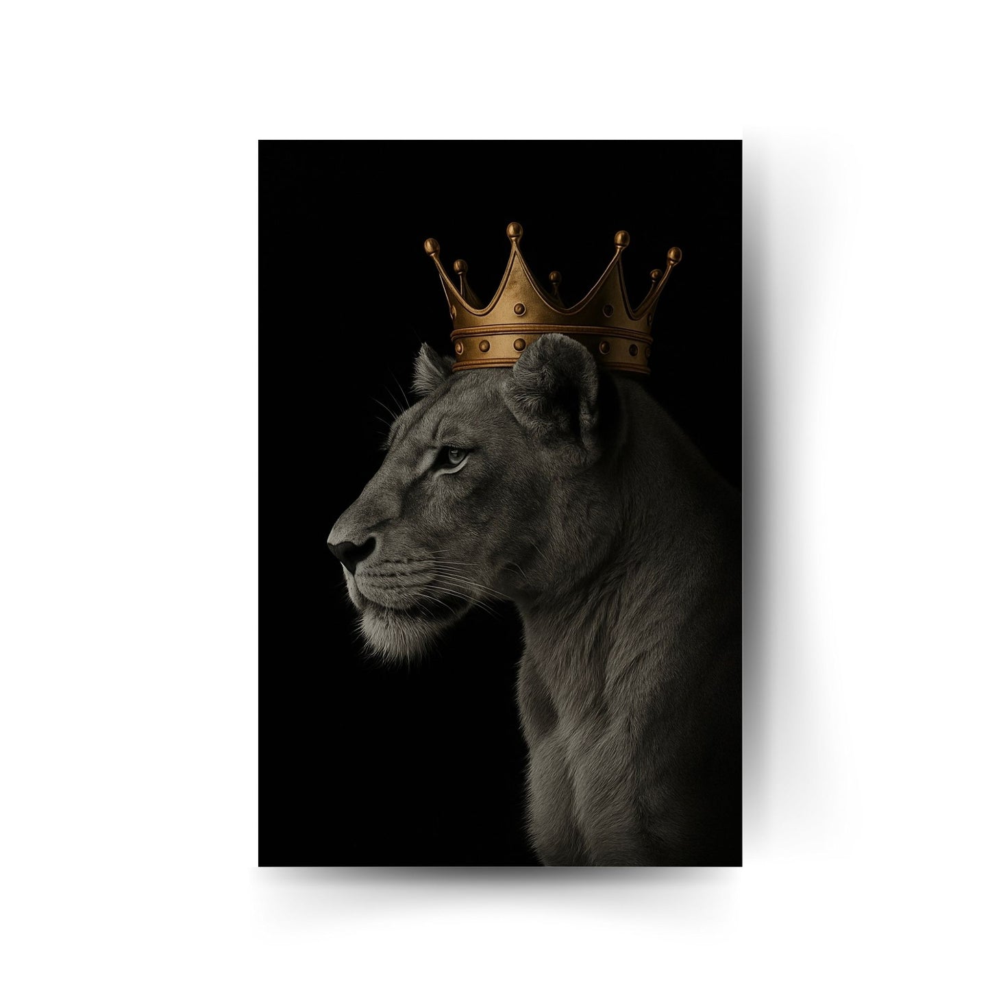 Starkes Löwen-Poster – majestätische Löwin mit goldener Krone auf dunklem Hintergrund, feminines Power-Wandbild