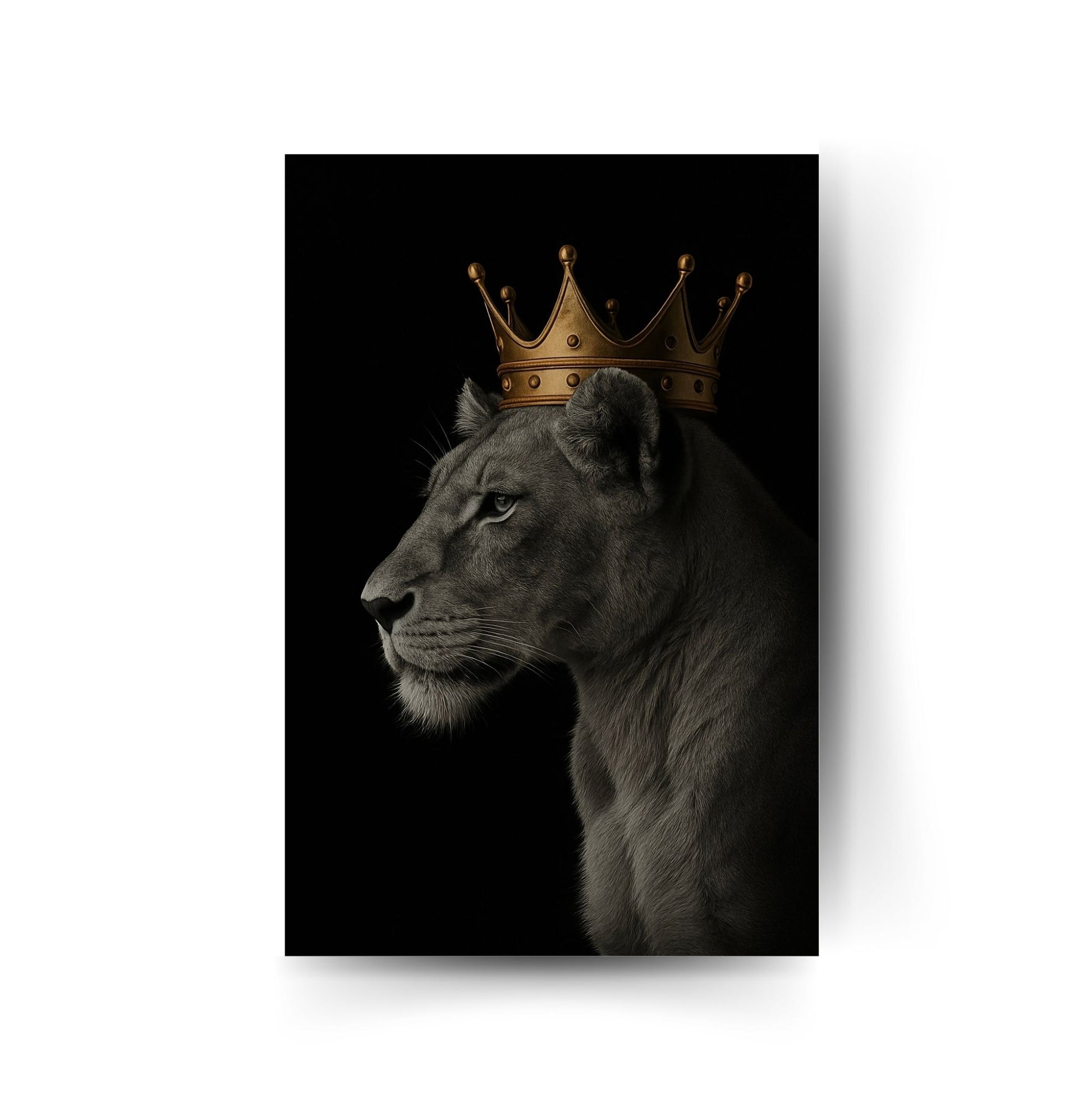 Starkes Löwen-Poster – majestätische Löwin mit goldener Krone auf dunklem Hintergrund, feminines Power-Wandbild