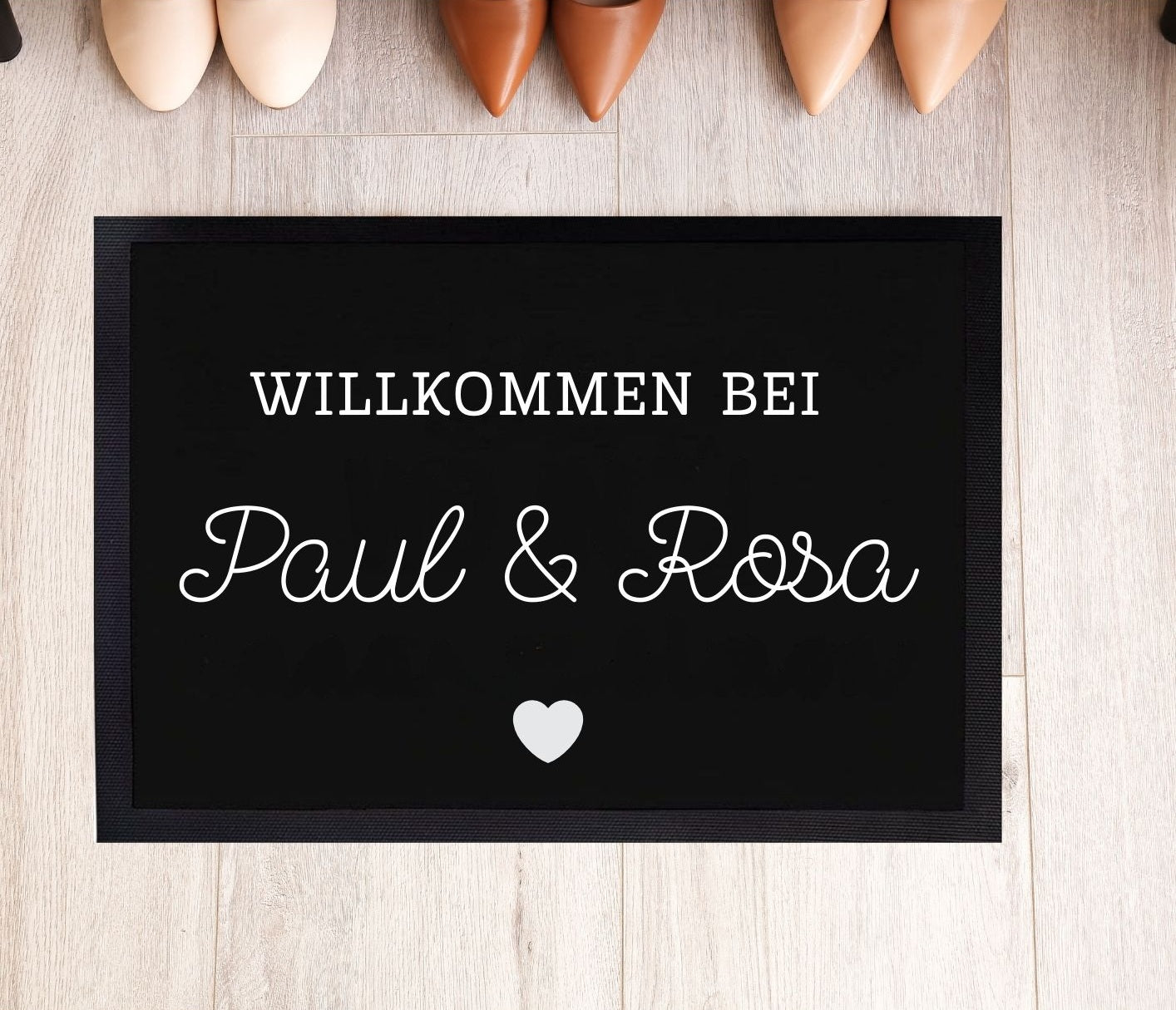 Fußmatte „Willkommen bei Paul & Lisa“ vor der Haustür – modernes Mockup mit Schuhen und Holzoptik für Eingangsbereich