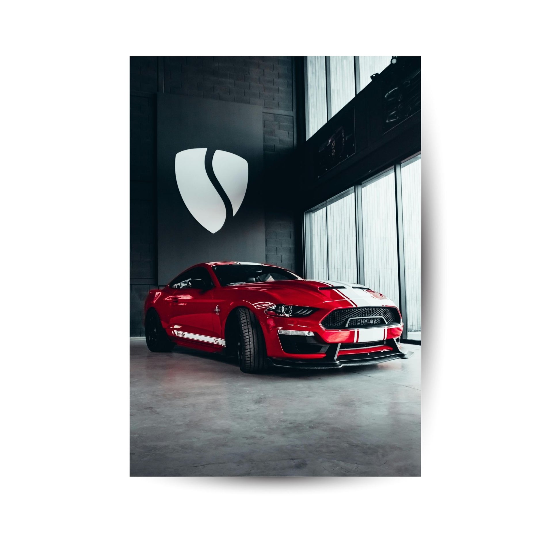 Metallposter mit rotem Supersportwagen in moderner Kulisse, eleganter Kontrast aus Licht und Schatten
